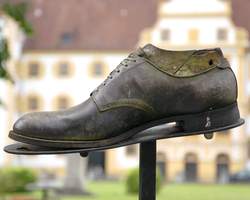 [title] - Eine solche Meisterwerkstätte befindte sich in Salem. Seit 1898 bietet das Traditionsunternehmen Boehne nicht nur beste rahmengenähte Schuhe an, bei Bedarf werden die edlen Schuhe in der kleinen Werkstatt auch mit Akrebie repariert und wieder in Schuss gebracht.